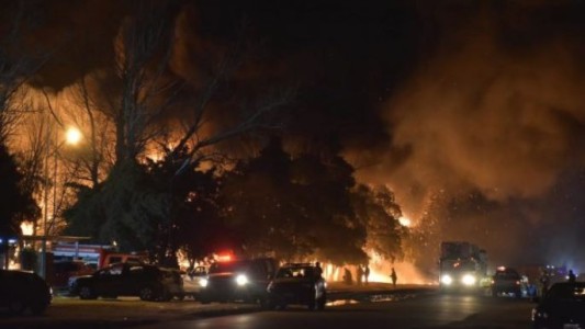 Espectacular incendio en una fábrica de pinturas en San Luis