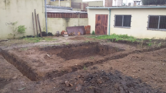 Quiso construir una pileta al borde de la ciclovía hasta que le llegó un acta