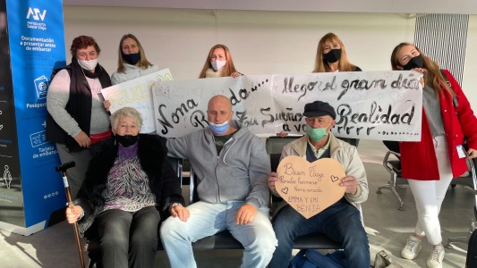 Su sueño era viajar en avión: cumplió 80 años y su familia se lo cumplió