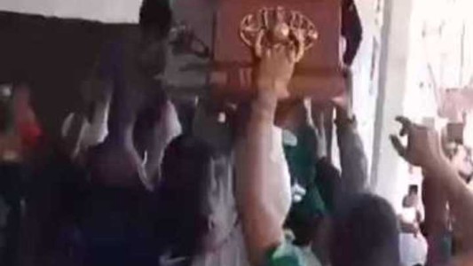 Video: barras de Chicago armaron un velorio dentro del club