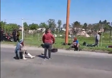Pescadores se manifiestan en Ruta 168 a la altura de la Fuente de la Cordialidad