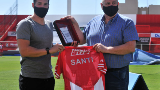 El club Unión le entregó una plaqueta al nadador olímpico Santiago Grassi