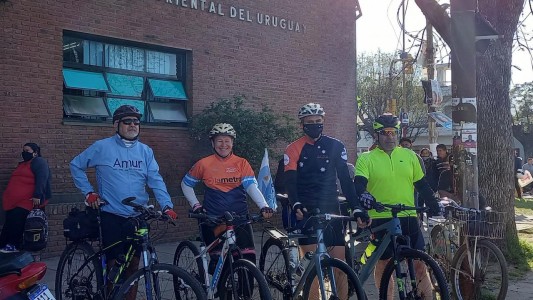 En bicicleta, recogen cartas de niños y las trasladan: estuvieron en la Escuela Uruguay
