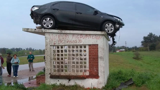 Nadie sabe cómo sucedió: volcó el auto y terminó arriba de una garita