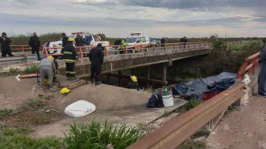 Un camión cayó en el Arroyo Los Padres y los bomberos rescataron al conductor