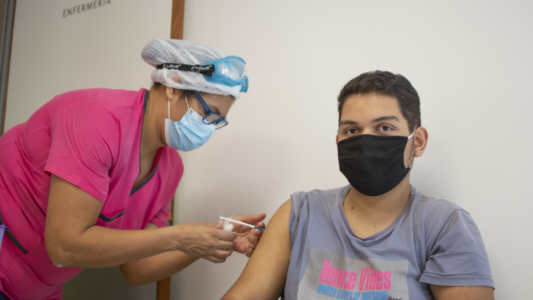 Comienza hoy la vacunación a adolescentes sin comorbilidades en la ciudad