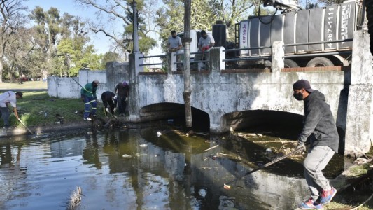 Un reclamo de larga data: comenzó la limpieza del lago del Parque Garay