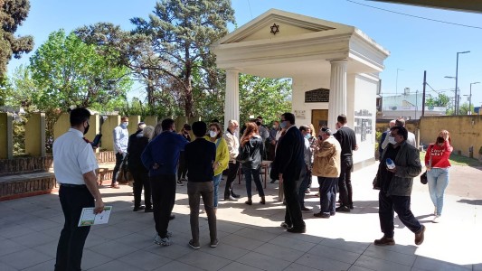 La Mesa de Diálogo Interreligiosa tapó las esvásticas pintadas en el Cementerio Israelita