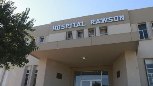 Se demoraron en atenderlo y rompió la puerta de la guardia a patadas