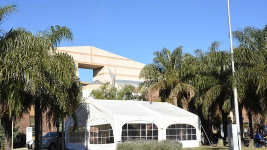 Por la llegada del calor, cambiarán de lugar la carpa de vacunación del Hospital Alassia
