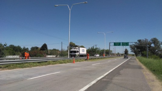 Realizan tareas de corte de pasto y desmalezado en la Autovía Santa Fe-Paraná