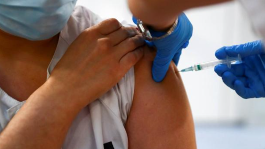 Hoy se vacunará a adolescentes con primeras dosis de Pfizer en la ciudad