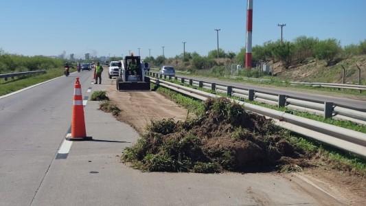 Realizan tareas de perfilado de banquinas en la Circunvalación Oeste