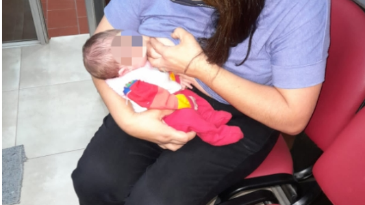 Gesto de amor: una comisario dio de amamantar a una bebé que llevaba horas sin ser alimentada