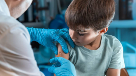 Hoy se vacunará a niños y adolescentes en la Esquina Encendida