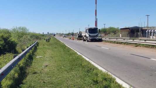 Realizan tareas de perfilado de banquinas en Circunvalación Oeste