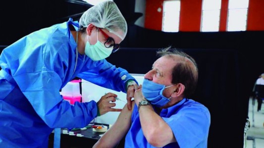 En diciembre empezarán a colocar terceras dosis a menores de 40 años