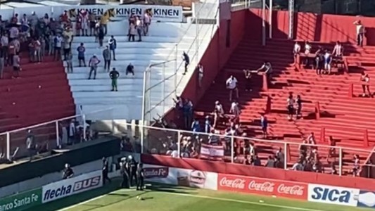 Video: el duelo entre Unión y Defensa se interrumpió por disturbios entre Tatengues