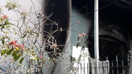 Media hora de improvisación: así rescataron del incendio a uno de los adultos mayores en La Costanera