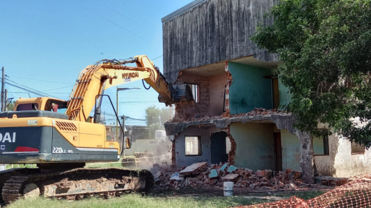 Demuelen el monoblock 14 de barrio Acería y los vecinos ya fueron reubicados