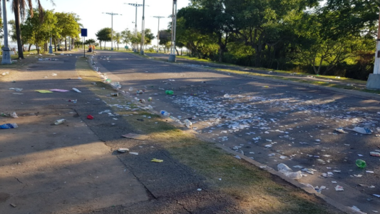 Los festejos de egresados dejaron un basural en la Costanera Este