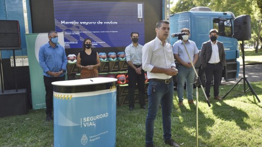 Se entregaron cascos a trabajadores del Cullen que se movilizan en motos