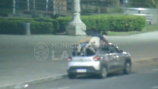 Video: piden suspender a conductor que llevó a sus amigos en el techo del auto