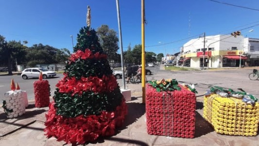 Navidad sustentable Santo Tomé: Así es el árbol armado con 25.000 botellas reutilizadas