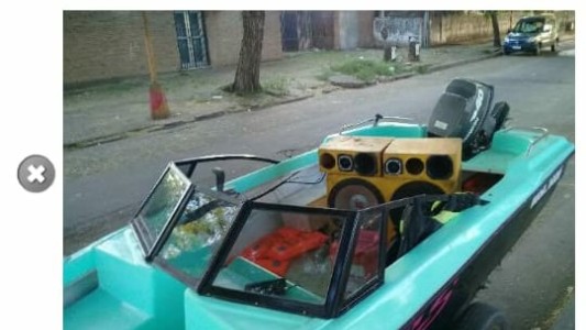 Multaron al dueño de una lancha con grandes parlantes con música en la Costanera