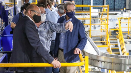 Perotti visitó la planta de producción de la Cervecería Santa Fe