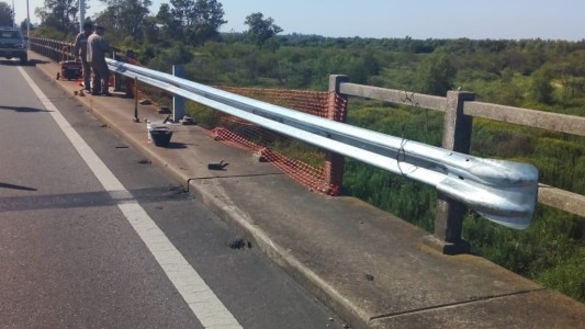 Colocan barandas metálicas de protección en un aliviador de la RN 168