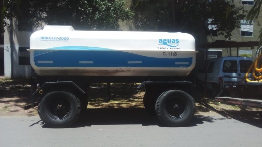 Santo Tomé: colocan una cisterna de agua para mitigar los inconvenientes