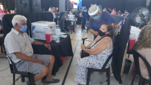 Hoy se aplicarán terceras dosis en los vacunatorios de la ciudad