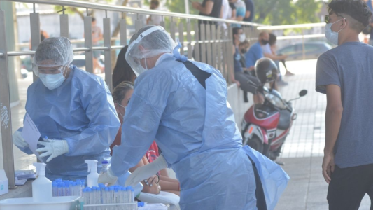 Otra jornada de largas colas en los centros de testeo de la ciudad