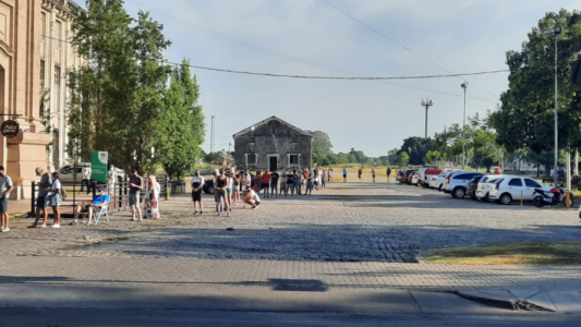 A partir de hoy trasladan a escuelas algunos centros de testeo de la ciudad