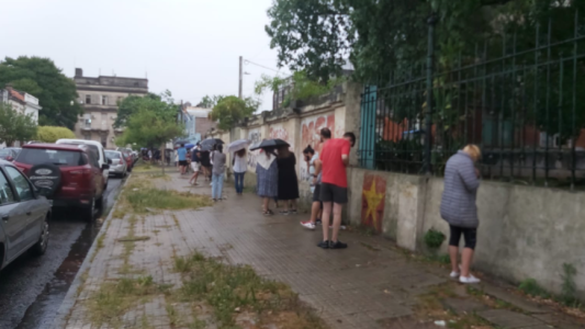 A pesar de la lluvia, en los centros de testeo hay filas desde la madrugada