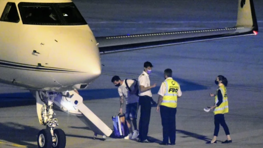 Messi partió rumbo a París luego de estar aislado por tener Covid-19