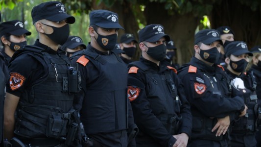La provincia retira de las calles a los policías que no tengan las dos dosis
