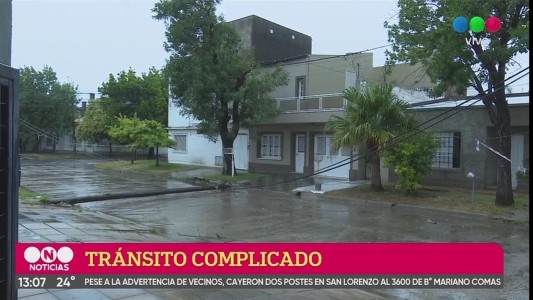 En San Lorenzo al 3.600 dos postes caídos impiden el tránsito