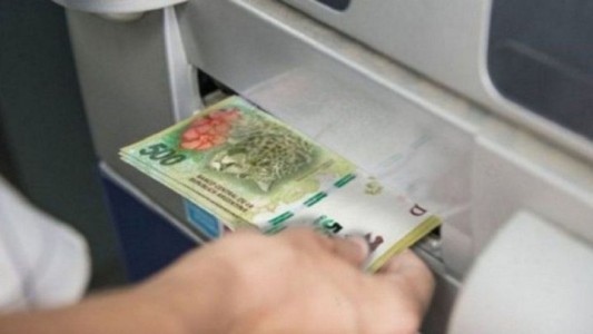 Este martes comienzan a cobrar los empleados públicos provinciales