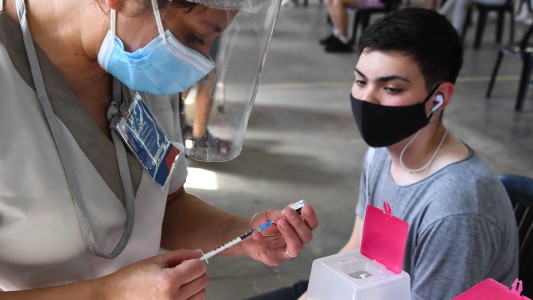 Desde el lunes comienzan a vacunar con terceras dosis a menores de entre 12 y 17 años