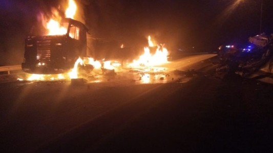 Choque e incendio en Ruta 11: un conductor se encuentra grave en el Cullen