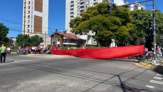 Cadetes de empresas de deliverys cortan ambas manos de Bulevar