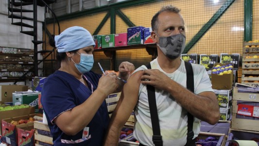 Se desplegó un operativo de vacunación en el Mercado de Abastecedores