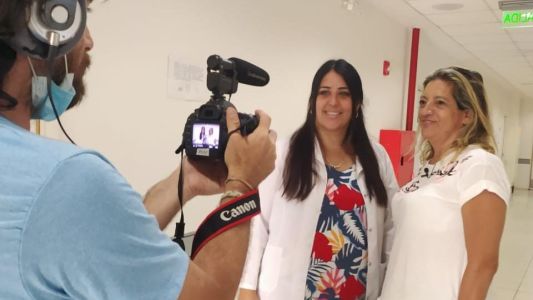 Una cirugía: el antes y el después de Ana Sotomayor, la primera mujer operada de temblor esencial en un hospital público de Córdoba