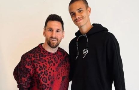 El look “animal print” de Messi con el hijo de Beckham