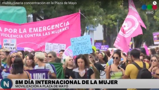8M: multitudinaria concentración en la Plaza de Mayo