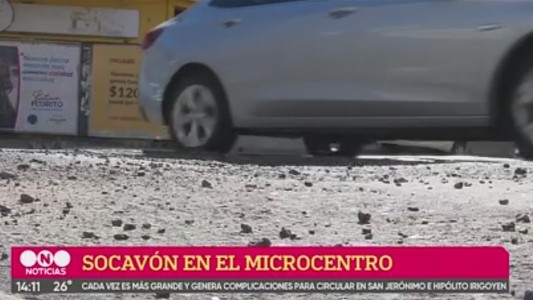 Peligroso socavón en el microcentro