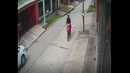 Video: dos delincuentes asaltaron a un joven ciego en Tucumán