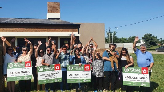 Cuatro familias recibieron las llaves de su casa en el Barrio de ATE en Santo Tomé
